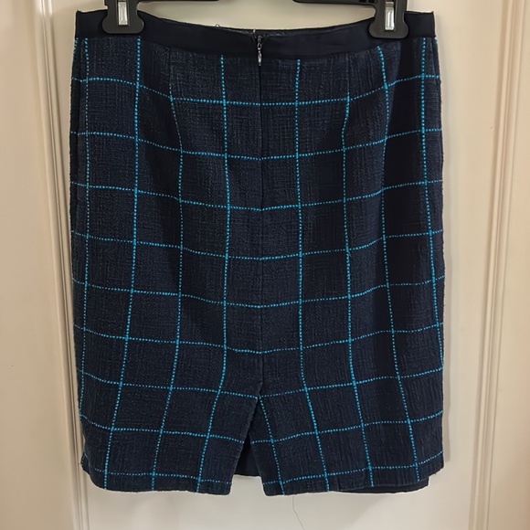 Banana Republic pencil skirt, size 4. - Picture 2 of 4